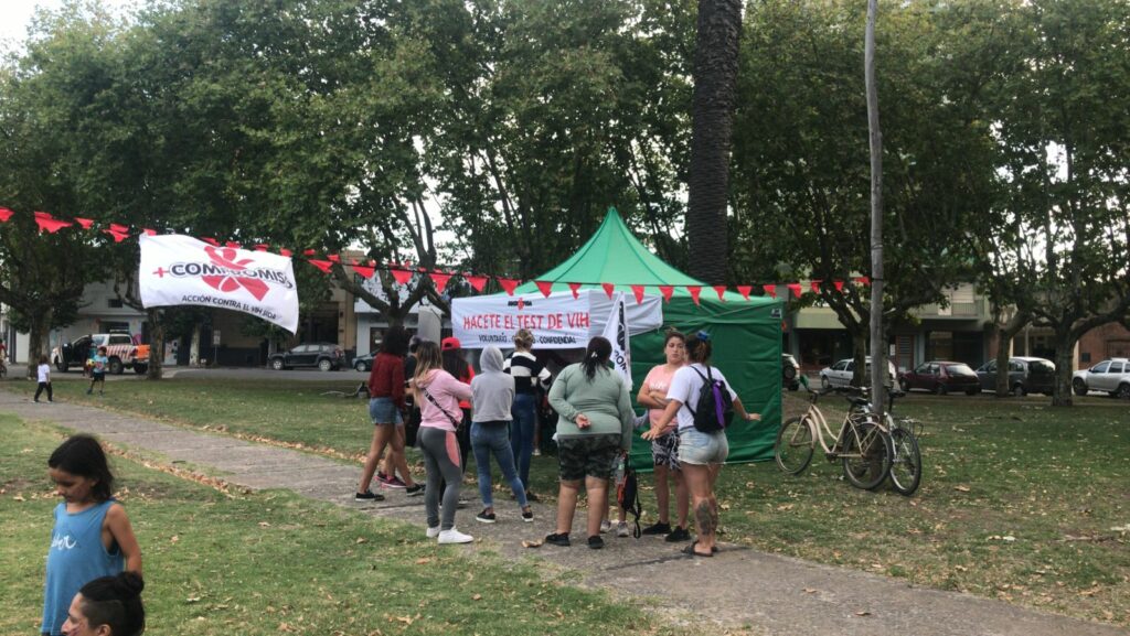 Rock y Vida presente con testeos de VIH y Sífilis en la marcha por el 8M en Necochea